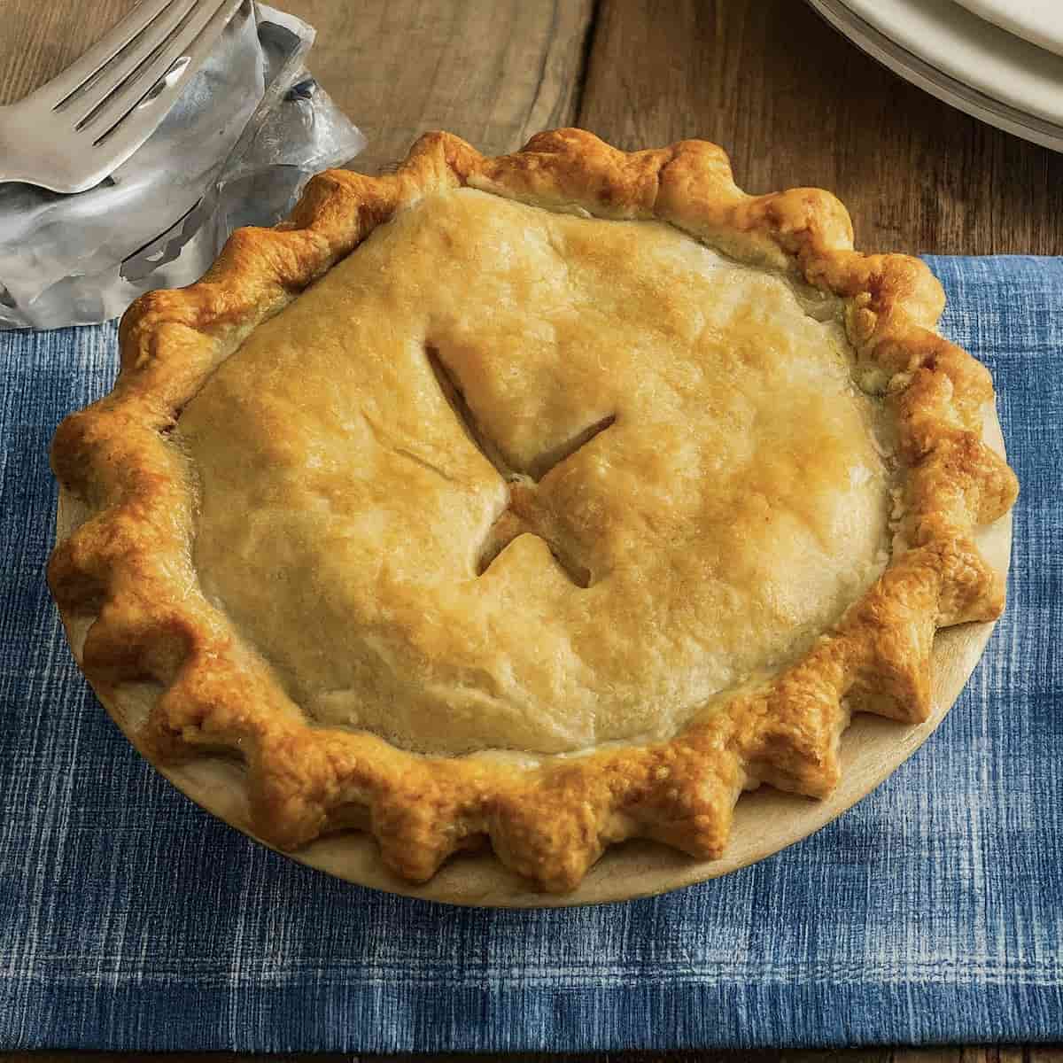 a picture of garlic chicken and vegetable pot pie